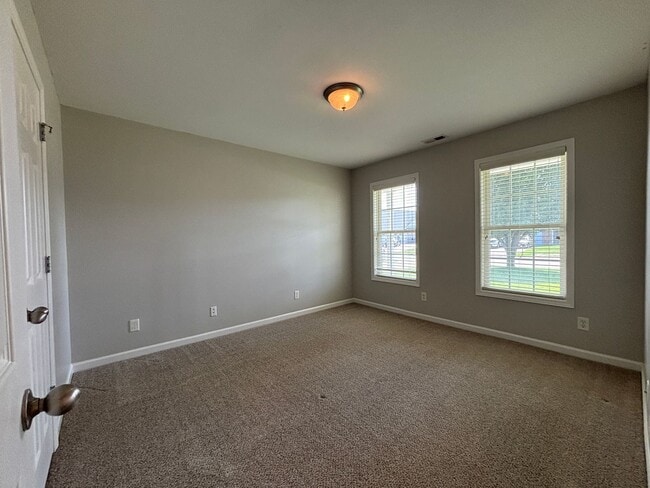 Building Photo - For Rent - 4 bedrooms - close to 295