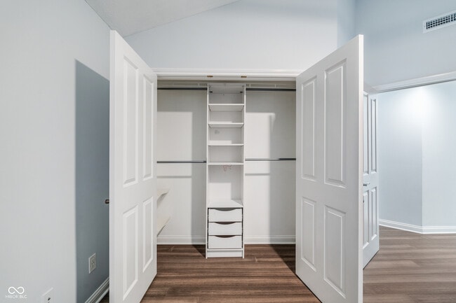 Building Photo - 2068 Broughton St