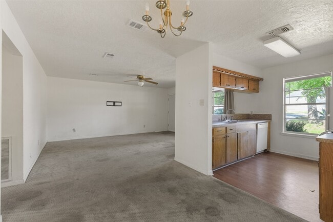 Building Photo - 217 Lazy Ln