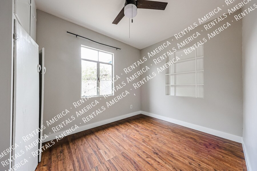 Building Photo - 1723 W Indianola Ave