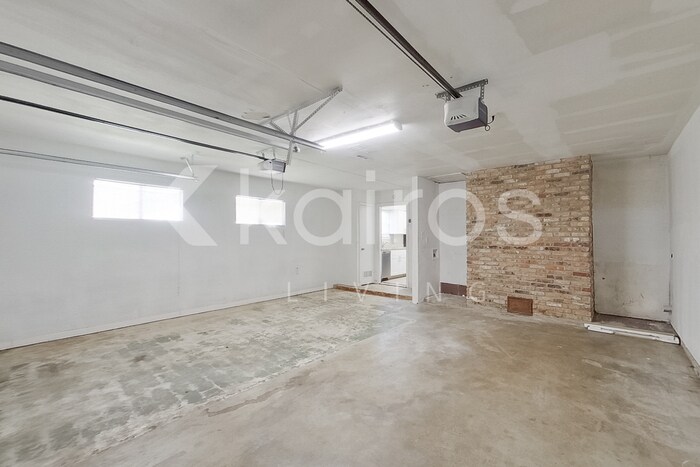 Building Photo - 350 E Davis Cir