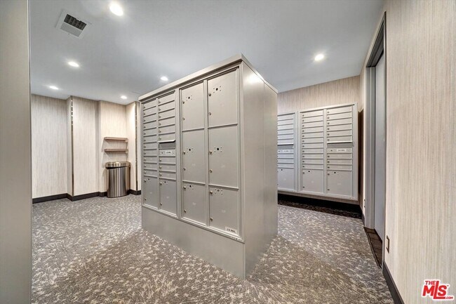 Building Photo - 2160 Century Pk E