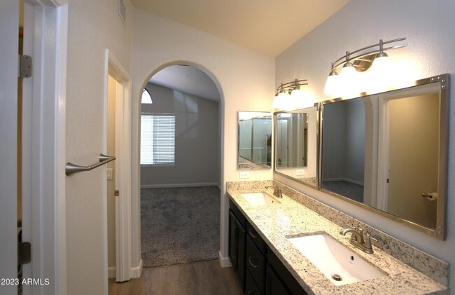 Building Photo - 924 E Manor Dr