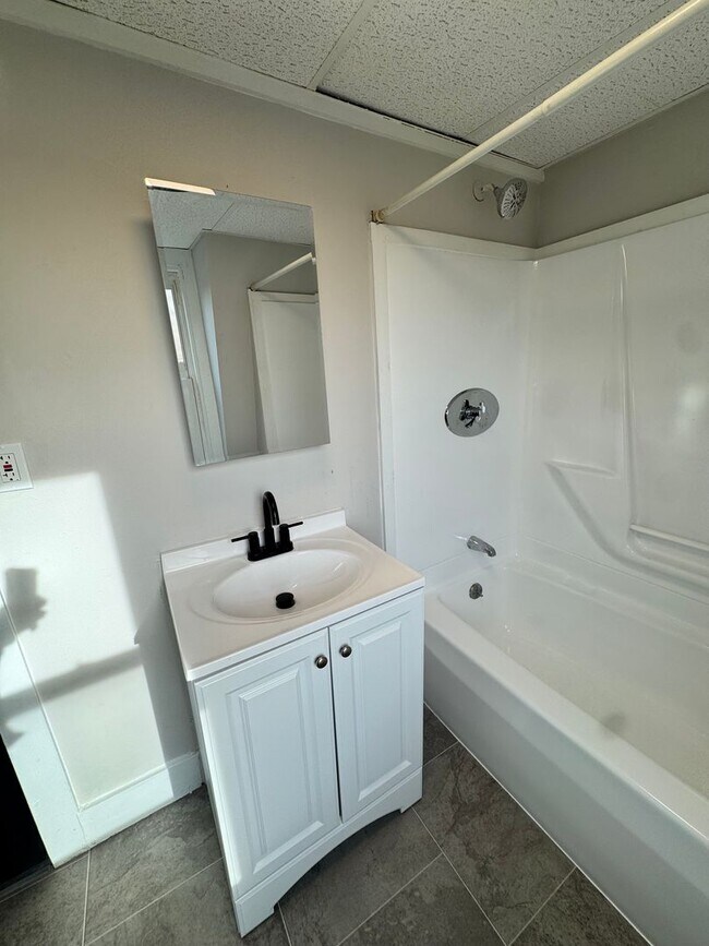 Building Photo - 21-23 Cedar Street-Unit 5