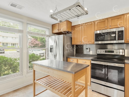 Building Photo - 3 Bedroom Townhome in Richmond – $2,195/mo