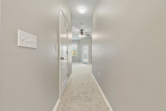 Building Photo - 4/2.5 Town Home w/ Loft and Office in Harr...