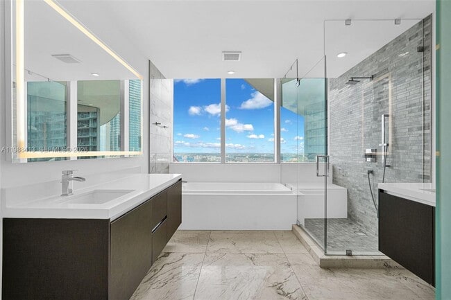 Building Photo - 851 NE 1st Ave