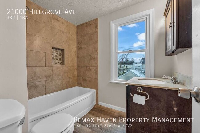 Building Photo - 21000 Hillgrove, Maple Hts - Gorgeous 3 be...