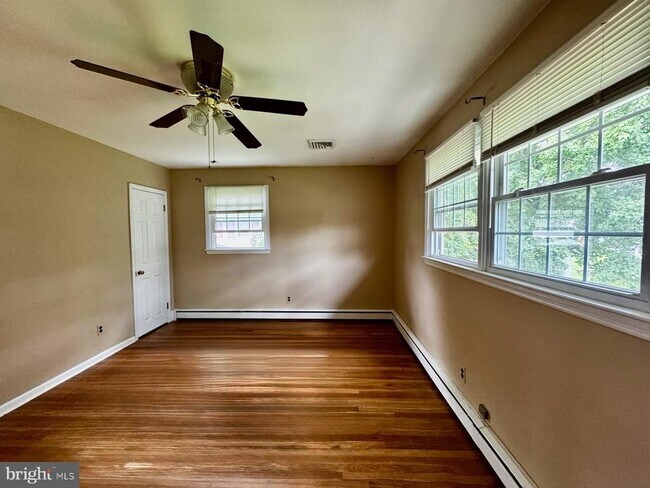Building Photo - 119 Forsythia Dr