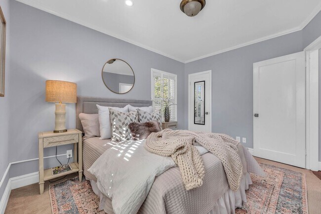 Building Photo - Stunning Single Family Home In Excellent L...