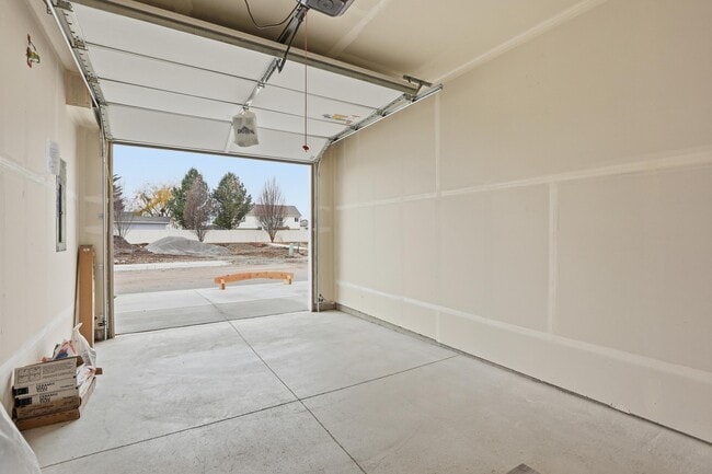 Building Photo - 609 Creative Way