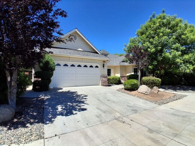 Building Photo - Desirable Clovis Single-Level Home: 3-bedroom, 2-bathroom