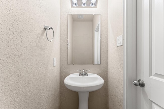 Building Photo - 115 Black Swan Pl