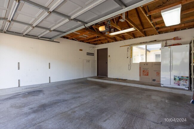 Building Photo - SF 3BR/2.5BA/2car garage in Ocean Pointe w...