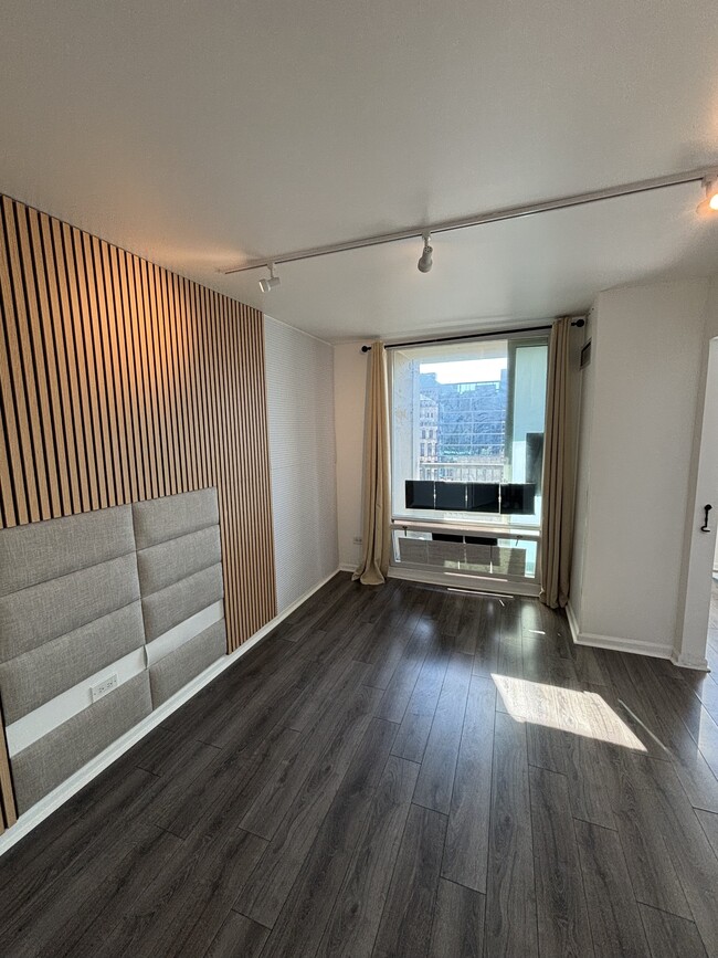 Building Photo - 345 N La Salle Dr