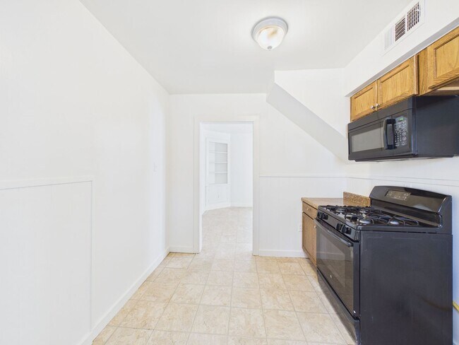 Building Photo - Adorable 3 Bedroom Home in Sunset Addition!