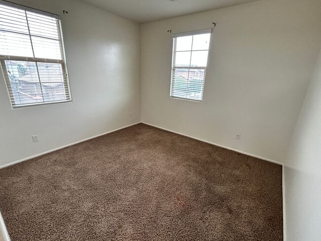 Building Photo - Spacious 4 Bedroom, 3 Bath Two-Story Glend...