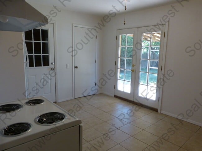 Building Photo - Charming 3 bedroom home