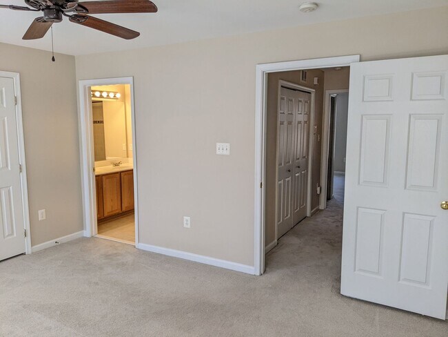 Building Photo - Updated condo in Ballenger Creek available in June!
