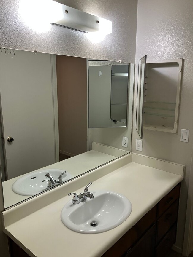 Building Photo - 2025 Wylie Dr