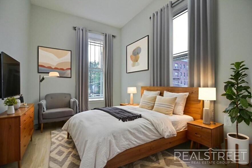Building Photo - Renovated 3 BR 2 BA in Crown Heights