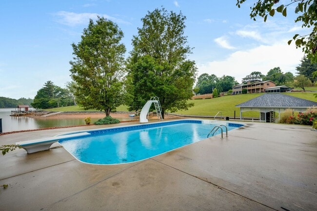 Building Photo - Experience lakefront living at its finest in the heart of East TN