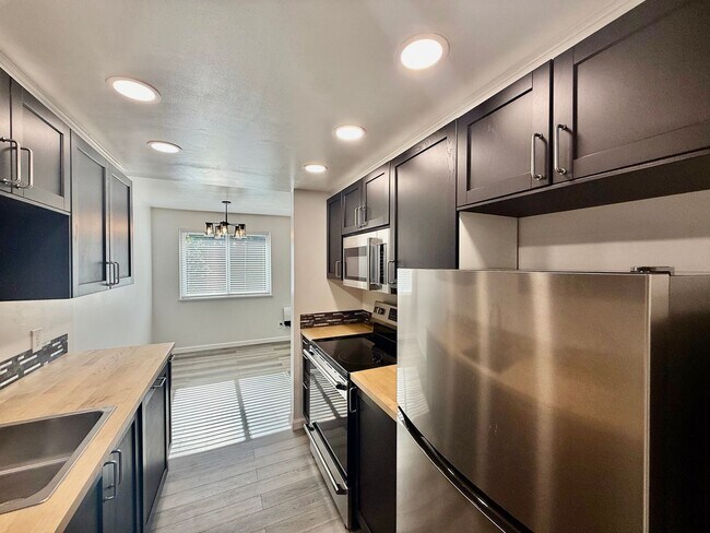 Building Photo - Beautiful 2 bed, 2 bath Shoreline Condo, $2400/mo.