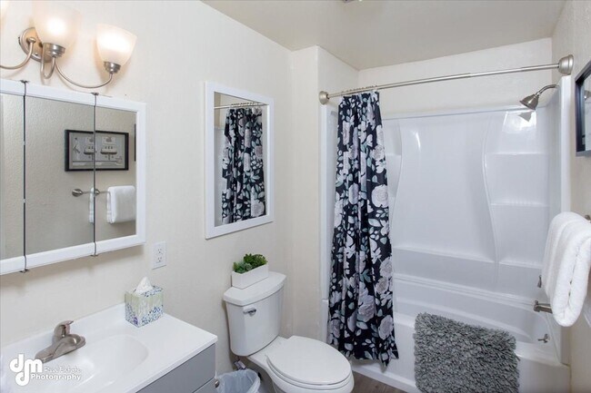 Building Photo - 76th Ave Duplex