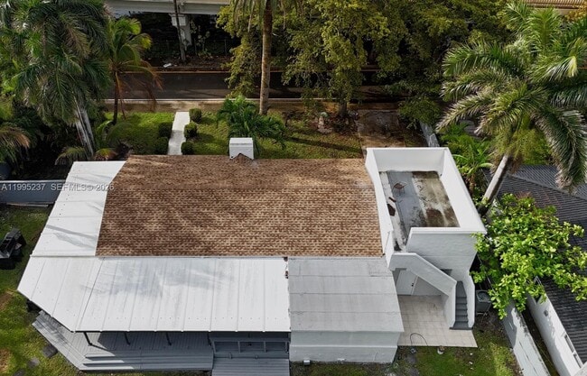 Building Photo - 715 Hollywood Blvd