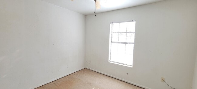 Building Photo - HOME LOCATED NEAR COLLEGE