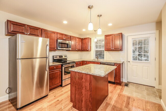 Building Photo - 1104 River View Ln
