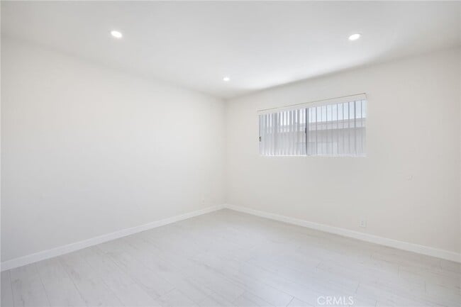 Building Photo - 333 Riverdale Dr