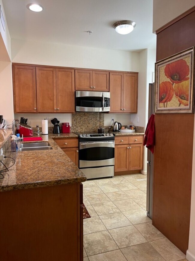 Building Photo - Gorgeous like new Premier condo in S. Kihe...