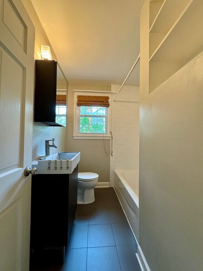 Building Photo - Quaint Cottage steps Away From VT Campus