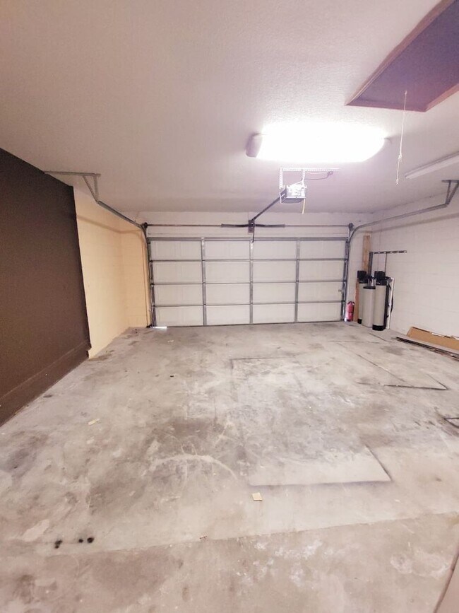 Building Photo - For Rent | Hidden Glen Community | 4 Bed, 2 Bath + Private Pool Oasis