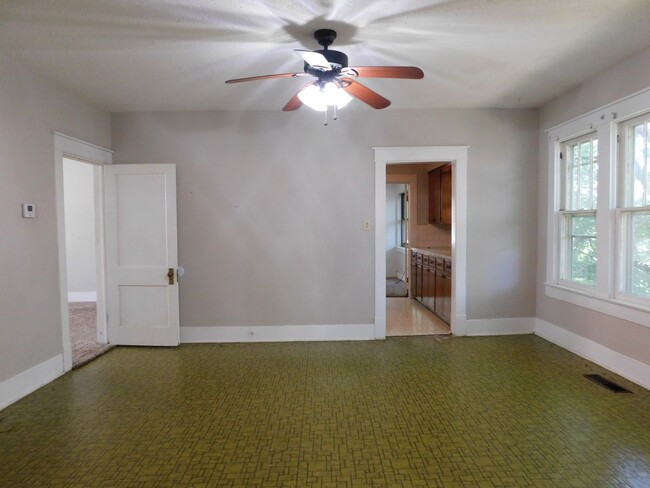 Building Photo - Cute 3 Bedroom 2 Bath House