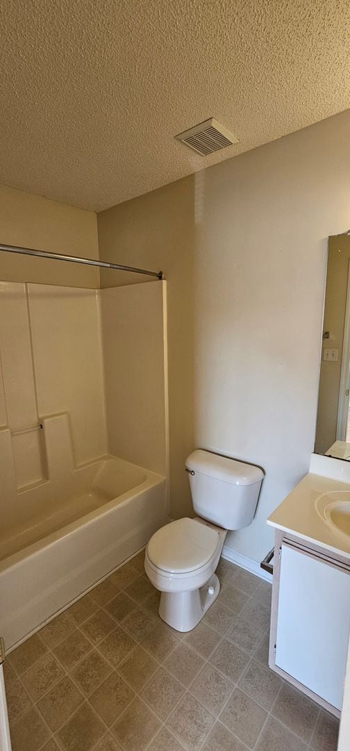 Building Photo - 204 Fairwood Ct