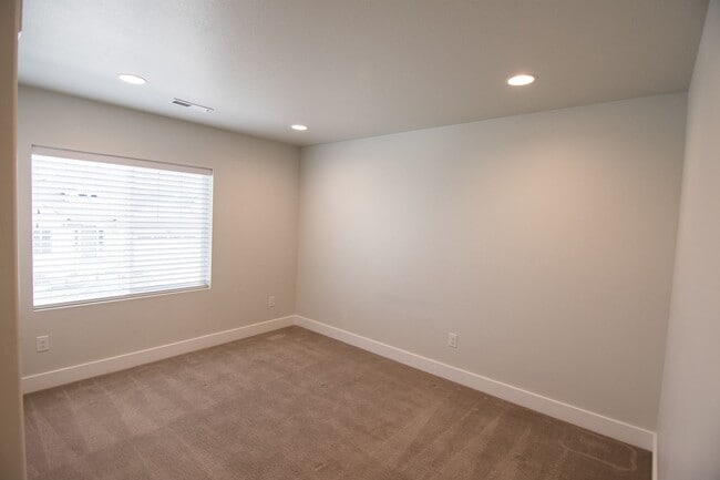 Building Photo - Gorgeous 2-Story Home In a Gated Community!