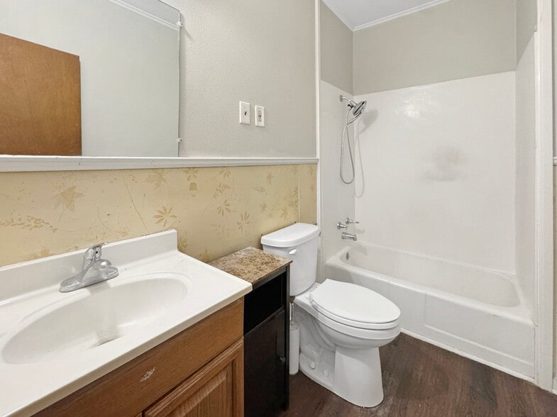 Building Photo - 663 Victory Dr