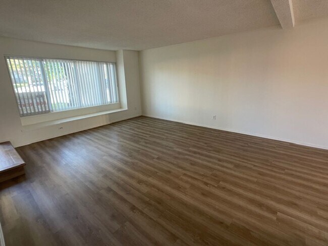 Building Photo - Moorpark 3 bed 2.5 bath Townhome close to Moorpark College