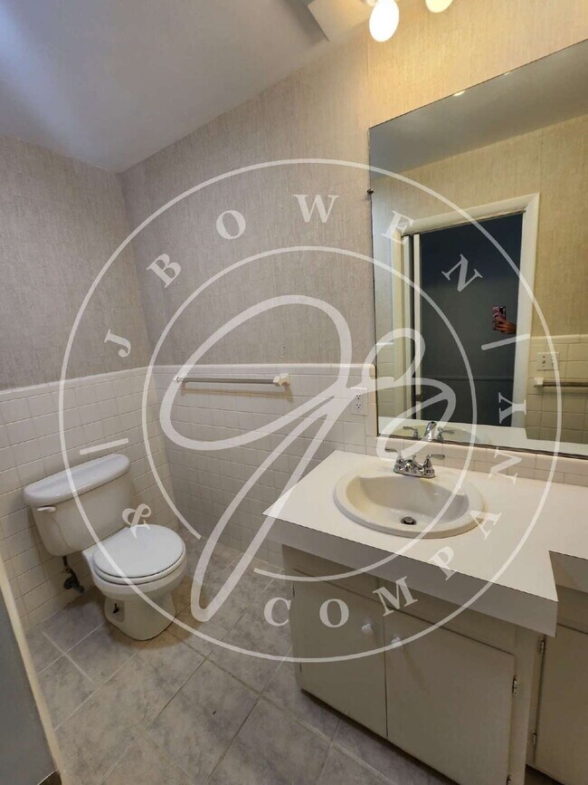 Building Photo - 2 bed 2 bath first floor apartment- Ottawa...