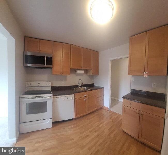 Building Photo - 9730 Kingsbridge Dr