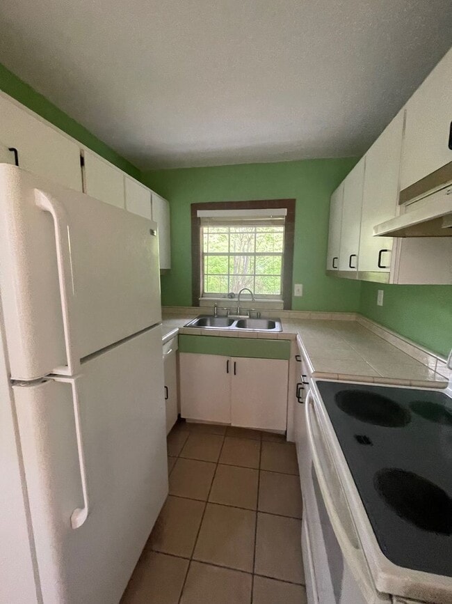 Building Photo - 1 Bed 1 Bath | Central Air | Community Pool | Section 8 Welcome