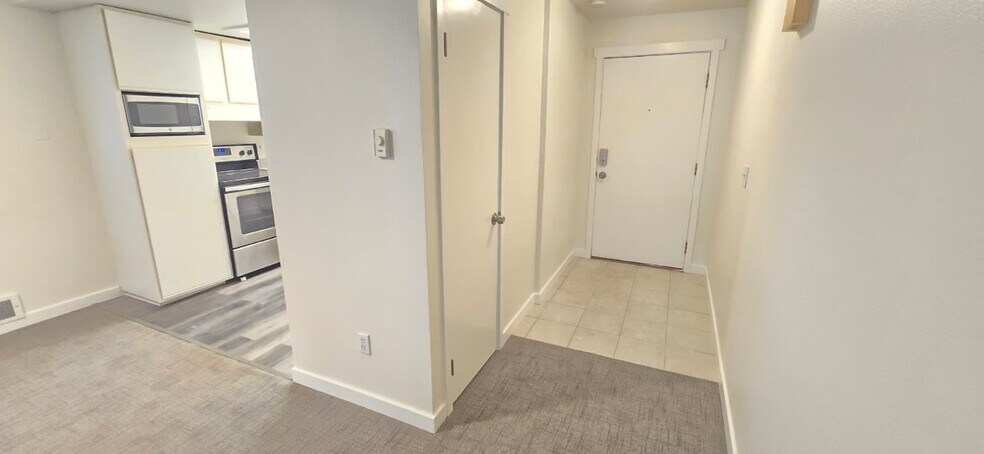 Building Photo - 13821 SE Allen Rd