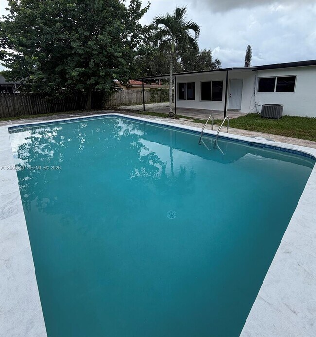 Building Photo - 838 Fairway Dr