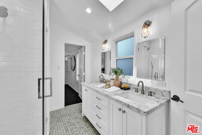 Building Photo - 560 Croft Ave