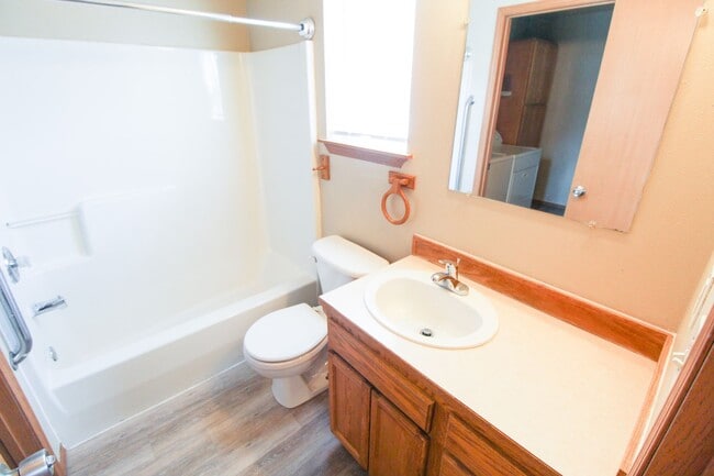 Building Photo - 407 E 8th Ave