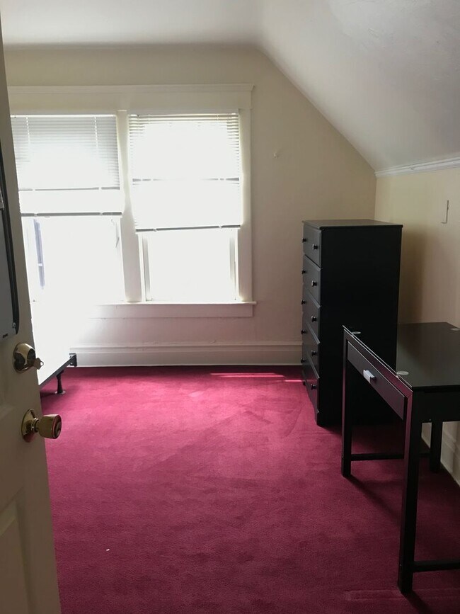 Building Photo - 7 Bedroom 3 Bathroom Unit with Updates! Available May 16th 2026