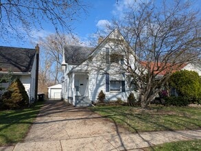 Building Photo - 15401 Centraila 4BR Home - New LVP Floors/Fresh Paint - Redford - 48239