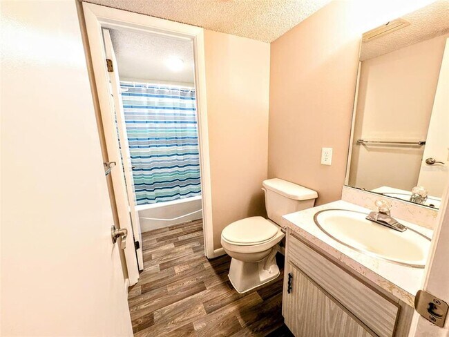 Building Photo - 743 Midway Dr